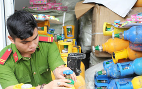 Bắt xe tải chở 78 bình 'khí cười' cung cấp cho vũ trường ở Đà Nẵng