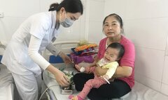 Ảnh: Ô nhiễm không khí kéo dài, bụi mịn tăng cao, người Hà Nội khổ sở đưa nhau nhập viện