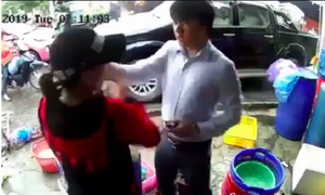 Clip: Phẫn nộ gã đàn ông bảnh bao tát tới tấp phụ nữ giữa chợ ở Hải Phòng