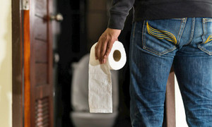 Quay lén đàn ông trong toilet công cộng, nam tiếp viên hàng không phải ngồi tù