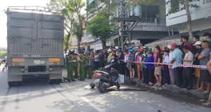 Giật mình vì tiếng còi xe, ngã vào bánh container chết thảm