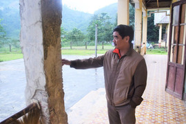 Thầy trò vừa học vừa run ở ngôi trường vùng cao chờ sập