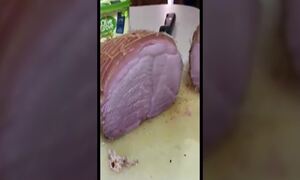 Video: Cận cảnh tảng thịt được nướng chín trong ô tô do nắng nóng