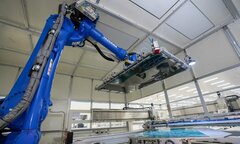 Xem robot sản xuất TV thông minh, điều khiển bằng giọng nói Vsmart