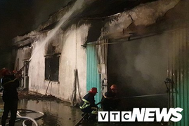 Clip: Hiện trường tan hoang đám cháy kho chứa đế giày 1.700m2 tại Hải Phòng