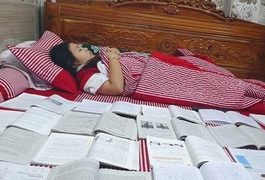 Cười ngất cảnh nữ sinh ngủ cùng sách vở bày la liệt trên giường trước ngày thi