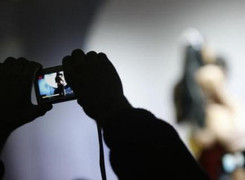 Thiếu nữ bị bắt vì dùng clip nóng tống tiền người tình 70 tuổi