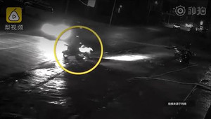 Phẫn nộ video 3 tài xế máu lạnh đâm tới chết cụ già rồi bỏ trốn