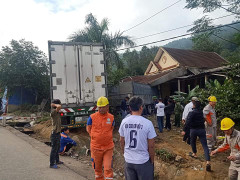 Xe container đâm sập phòng ngủ nhà dân, 4 người thoát chết trong gang tấc