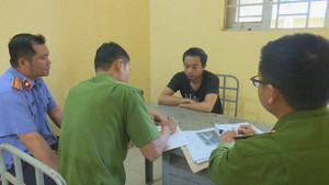 Cha ngủ say, con gái 17 tuổi bị hiếp dâm