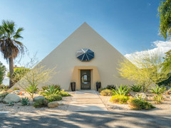 Bên trong 'kim tự tháp' 3 phòng ngủ trên đỉnh núi giá 2 triệu USD