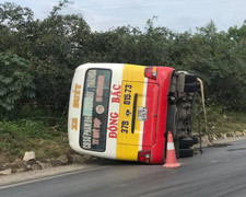 Xe buýt lật nhào khi vào cua, hành khách hốt hoảng cạy cửa thoát thân