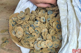 Phát hiện 3 hũ tiền cổ nặng hơn 1 tạ khi đào móng xây nhà