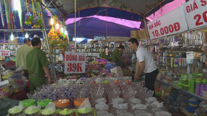 Tạm giữ hàng trăm sản phẩm không rõ nguồn gốc của cửa hàng ở Đắk Lắk