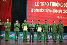 Công an Đắk Lắk thưởng đột xuất cho tổ công tác triệt phá ổ bạc khủng