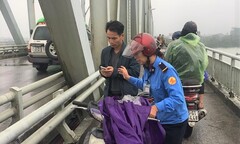 Thiếu tá quân đội nhảy xuống sông Lam cứu người nhảy cầu tự tử giữa trời mưa rét
