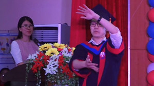 Video: Sinh viên múa quạt, quỳ dập đầu ăn mừng tốt nghiệp