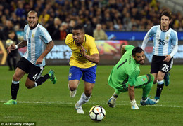 Pha bỏ lỡ khó tin của sao Ngoại Hạng Anh trận Brazil vs Argentina