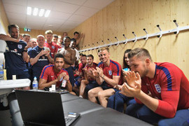 Sao tuyển Anh chúc mừng đàn em vô địch U20 World Cup qua laptop
