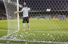Fan Italia rải mưa tiền tẩy chay Gianluigi Donnarumma