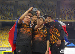 Khán giả tràn xuống sân, Thủ tướng Malaysia selfie cùng nhà vô địch SEA Games
