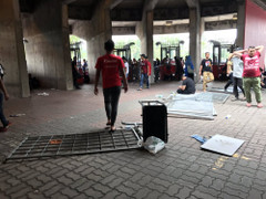 Cháy vé chung kết bóng đá SEA Games 29: CĐV đạp vỡ rào an ninh, làm loạn Shah Alam