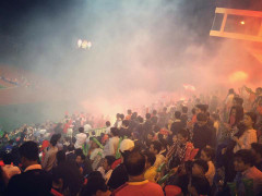 CĐV Việt Nam đốt pháo sáng ở Campuchia, VFF có bị vạ lây?