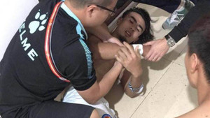 Đội bóng Trung Quốc tố bị nhân viên an ninh tắt đèn, lao vào hành hung cầu thủ