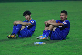 Tuyển Việt Nam lần đầu đủ quân tập luyện, Anh Đức đá cặp cùng Công Phượng