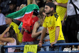 Bầu Hiển cười tươi xuống sân chúc mừng Hà Nội FC lên đỉnh V-League