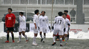 Video: Tuyết phủ trắng sân, U19 Thái Lan đá bóng như tàng hình