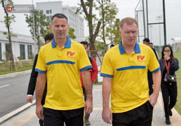 Paul Scholes đi bóng thị phạm cho cầu thủ trẻ lò PVF