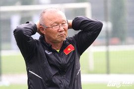 Cầu thủ thay nhau nằm sân, HLV Park Hang Seo đứng ngồi không yên