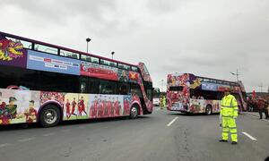 U23 Việt Nam diễu hành trên xe bus 2 tầng, vẫy chào người hâm mộ