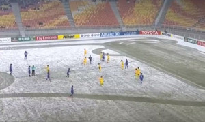 Bóng đá Việt Nam lại thua trên mặt sân tuyết trắng xóa