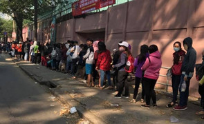 Cháy vé giao lưu U23 Việt Nam: Hàng dài người hâm mộ tay trắng ra về