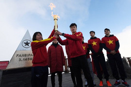 U23 Việt Nam thượng cờ trên đỉnh Fansipan, truyền lửa chiến thắng cho tuyển nữ Việt Nam