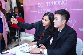 Fan nữ xót xa nhìn Xuân Trường 'trát phấn' mặt trắng bệch