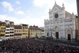 Xúc động hình ảnh sao bóng đá cùng hàng ngàn người hâm mộ đưa tang hậu vệ Italia