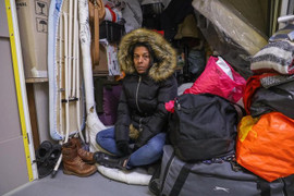 Rạn nứt tình cảm, sao trẻ Arsenal để mẹ sống ở nhà kho