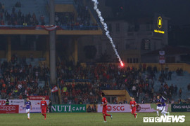 Hooligan Hải Phòng đốt pháo sáng đỏ trời Hàng Đẫy: Khi yêu đừng làm điều cay đắng