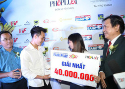Văn Toàn tặng lại tiền thưởng Fair Play cho đồng nghiệp nữ chữa bệnh ung thư cho mẹ