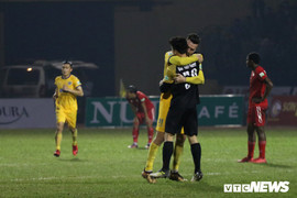 Bùi Tiến Dũng kiến tạo bàn thắng, FLC Thanh Hóa bắt đội bóng của chủ tịch Công Vinh ôm hận