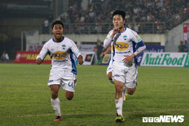 Tại sao Quang Hải, Tiến Dũng ngồi dự bị cũng không được yên?