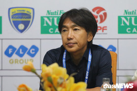 Thua trận ra quân V-League, HLV Miura chê thậm tệ sân Thanh Hóa
