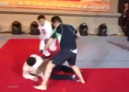 Báo Trung Quốc: 'Võ thuật truyền thống chỉ đẹp trên phim ảnh'