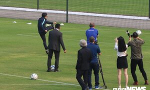 Công Phượng làm thủ môn, Phó Thủ tướng Vũ Đức Đam trổ tài sút bóng