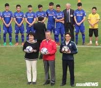 Trực tiếp: Tổng thống Hàn Quốc giao lưu với tuyển Việt Nam