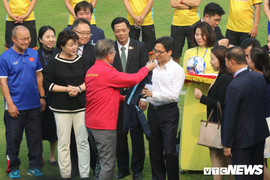 Phó Thủ tướng Vũ Đức Đam tặng áo đấu tuyển Việt Nam cho Tổng thống Hàn Quốc