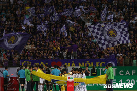 Sân Hàng Đẫy chật kín, cổ động viên đến muộn nổi giận với ban tổ chức